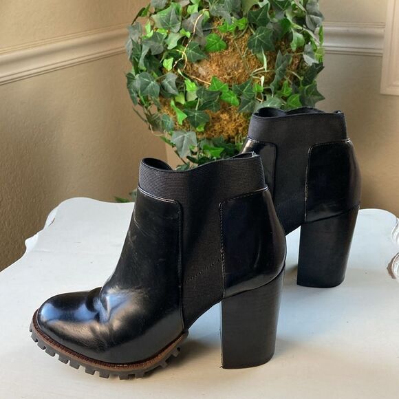 Steve Madden Shoes - Steve Madden Chelsea Pull-On Black Patent Leather Boots Size 9M